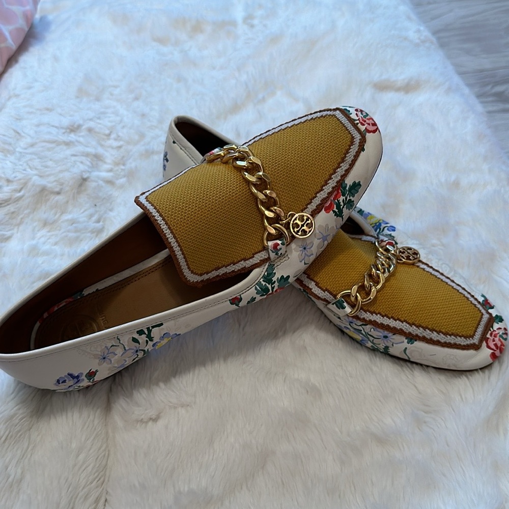 Authentic Tory Burch flat shoes.Used but not abuse.excellent condition
